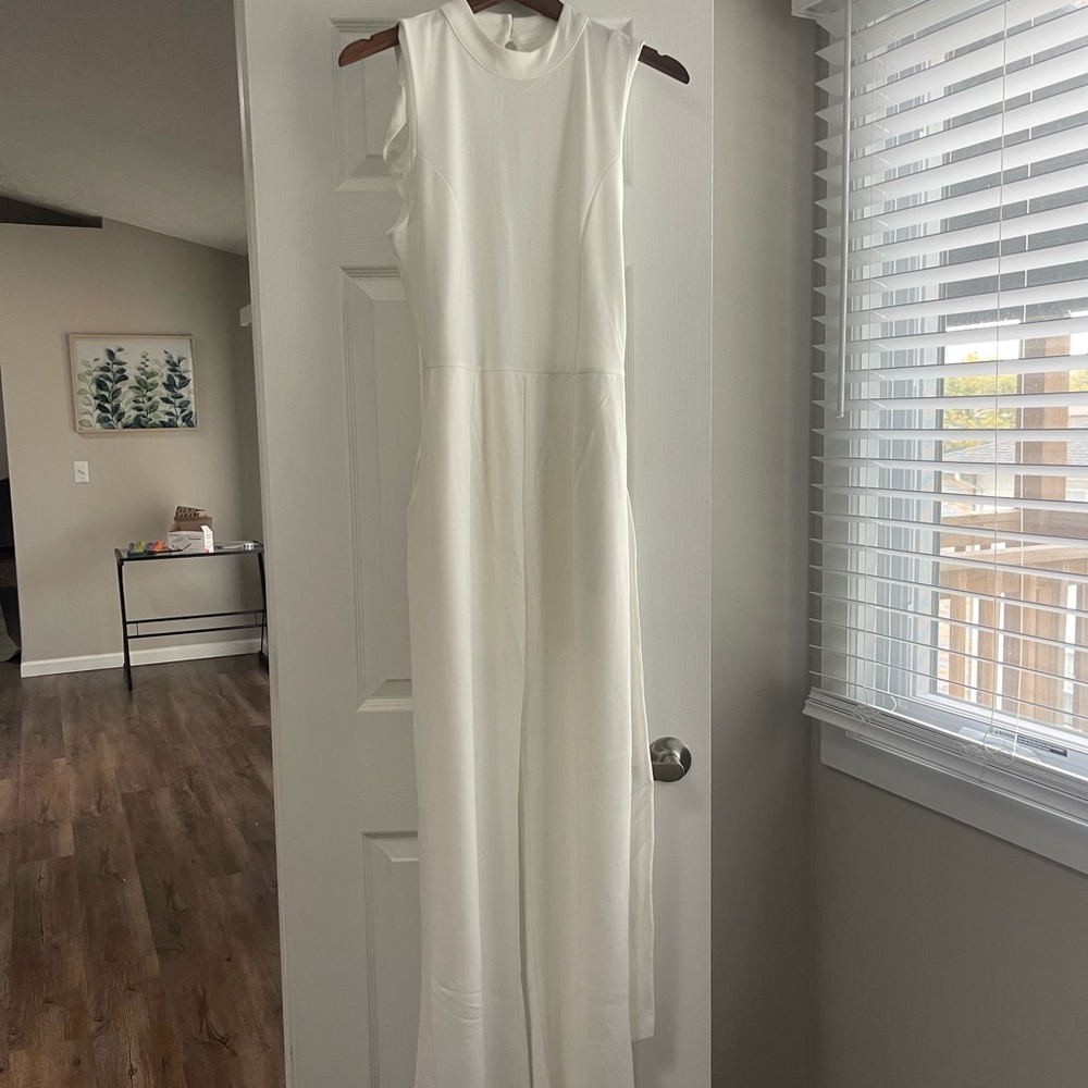 Elegant White Sleeveless Dress